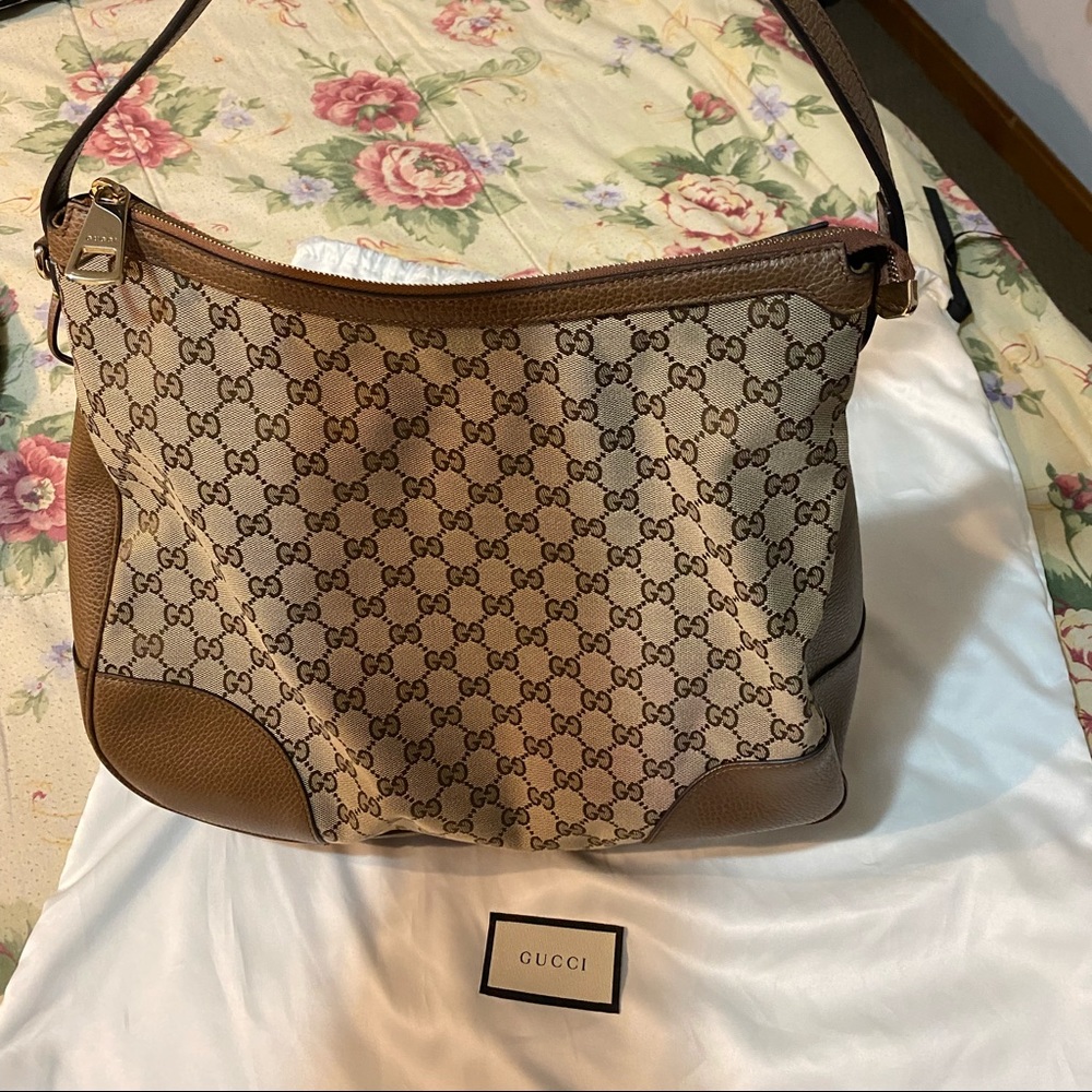 Excellent Condition Gucci Bag with Zip
